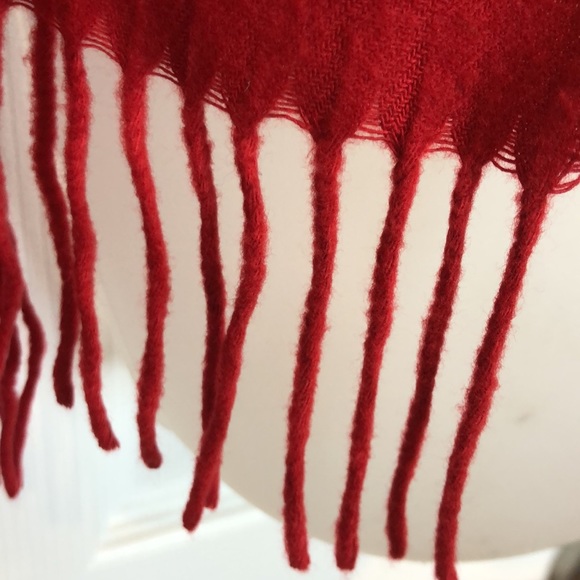 Goshmink  V. FRAAS Elegant Red Shawl, Wrap w/trendy fringe trim. Made in Germany - Picture 6 of 9